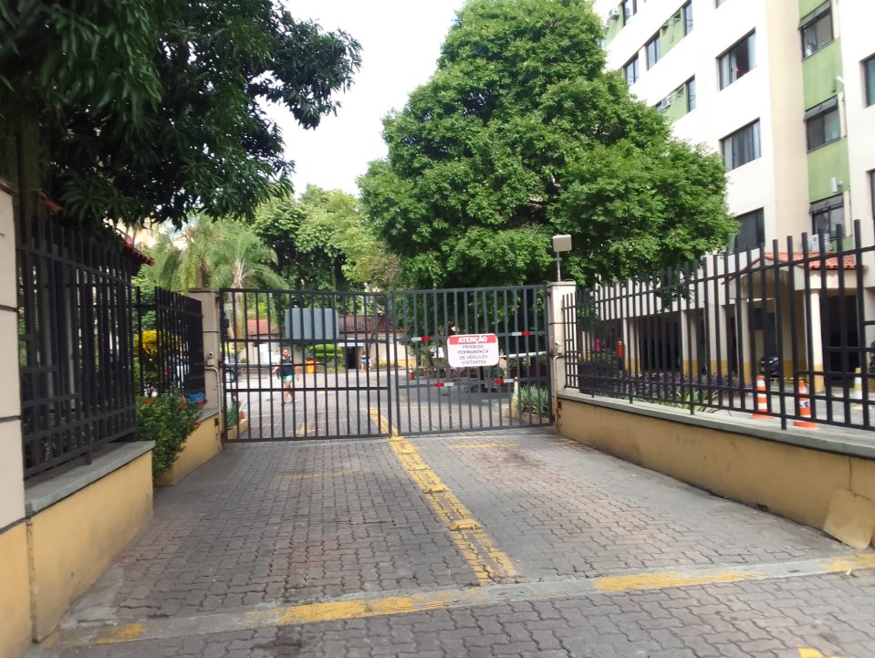 Entrada principal de veículos com recuo